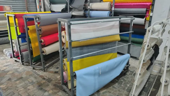 Expositor de tecidos com rodinhas pela metade do preço