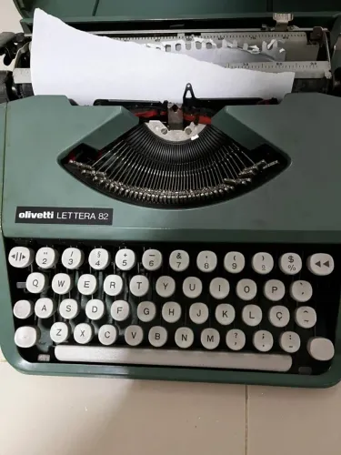 Máquina de escrever vintage Olivetti Lattera 82
