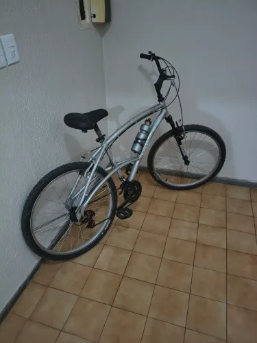 Bike Caloi prata com pneus novos