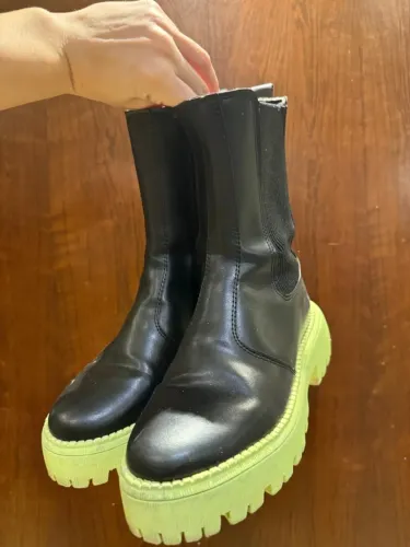 Bota Zara Chelsea preta com sola tratorada verde 35 BR