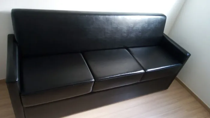 Sofá de couro preto;