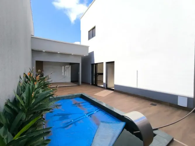 Casa luxuosa à venda em Rio Verde - GO com espaço amplo, piscina, churrasqueira e 3 quarto