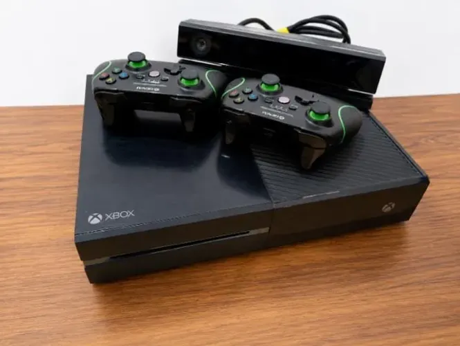 Xbox one fat 500g com 2 controles Paralelos + Kinect