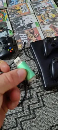 xbox 360 com 3 controles 1 com fio 2 sem fio mais pen drive com 5 jogos
