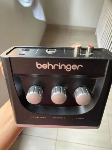 Interface de áudio Behringer 