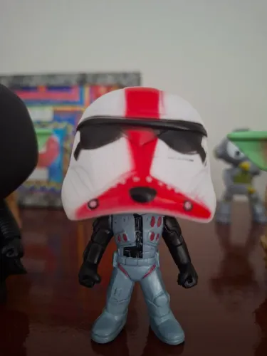 Miniatura Star Wars - Clone Trooper Vermelho (Shock Trooper)