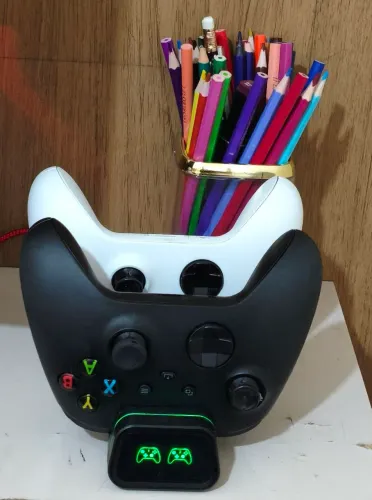 Vendo dois controles Xbox Séries em perfeito estado.