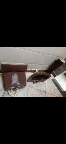 Pia para banheiro e caixa acoplada, cor marrom, não tem o vaso.