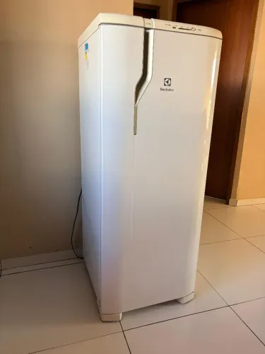 Geladeira Electrolux 240L (RE31) - Branca 220V - Estado de Nova!