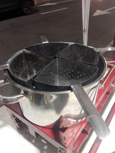 Escorredor de macarrão com quatro dispensado