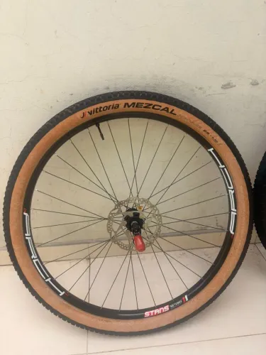 Rodas Stans Arch MK3 com cubos shimano xt e tubless 