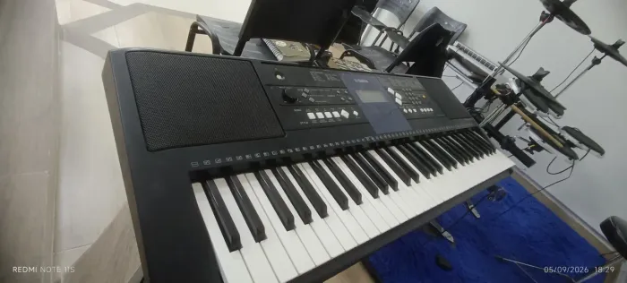Teclado Yamaha PSR E333 e acessórios