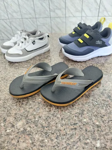 2 tênis e 1 chinelo havaianas