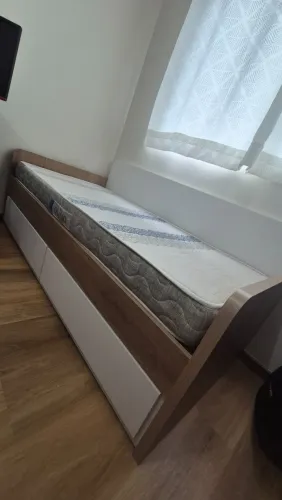 Cama juvenil com colchão, excelente estado