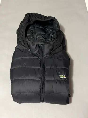 Blusa de frio da Lacoste preta , com touca removível