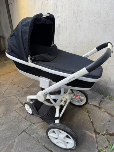 Carrinho de bebê Quinny com Moisés 