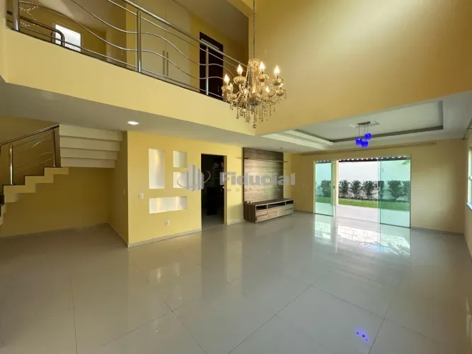 Casa duplex com 220m² de área construída, ampla sala de estar e jantar, 1 quarto, WC socia
