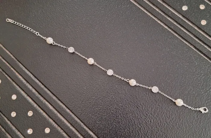 Pulseira feminina prateada com pérolas