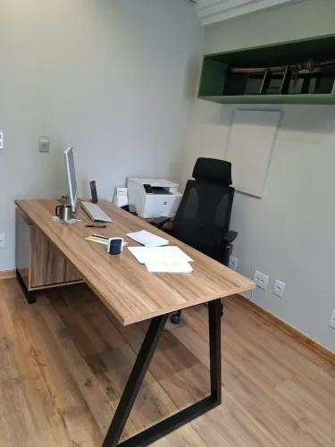 Mesa de Escritório Hibrida com duas gavetas e dois armários, dimensão 1,80 x 0,70m