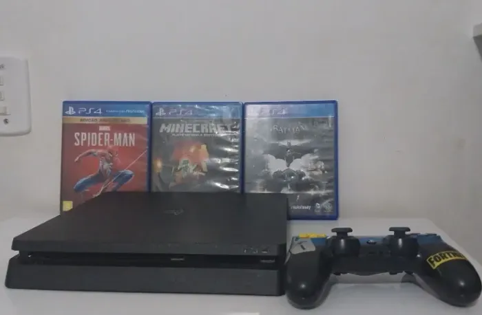 PS4 Slim 1TB Usado com Spider-man, Minecraft e Batman Arkham Knight