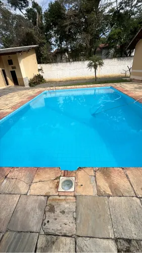 Ajudante para limpeza e tratamento de piscinas.
