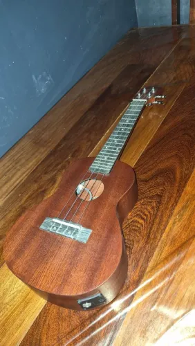 Ukulele Eletrico Concert malibu