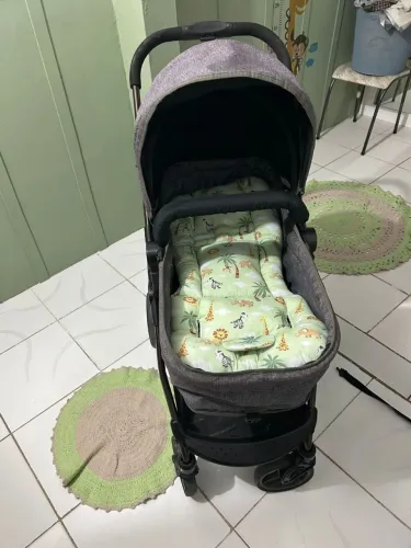 Carrinho de bebê semi-novo, chama no chat para negociarmos 