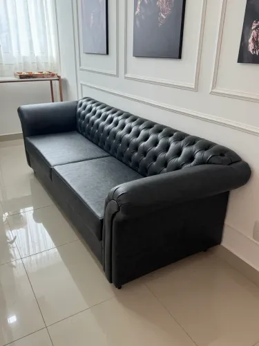 Vendo sofá de courino em capitonê