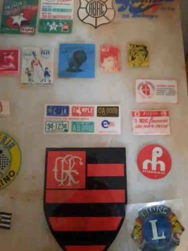 Adesivos plásticos antigos de propagandas diversas (lote com 30 adesivos)