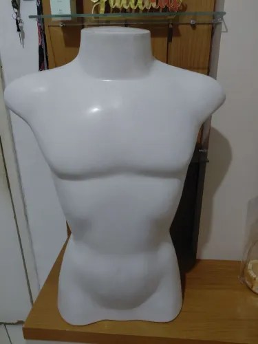 Manequim masculino de blusas semi novo em plástico resistente. 