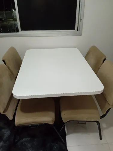 Mesa + 4 poltronas de jantar