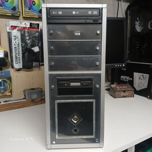Vendo esse gabinete gamer antigo suporta ate 3 HDS