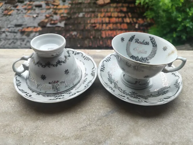 conjunto de duas xícara com piris em porcelana branca comemorativas bodas de prata