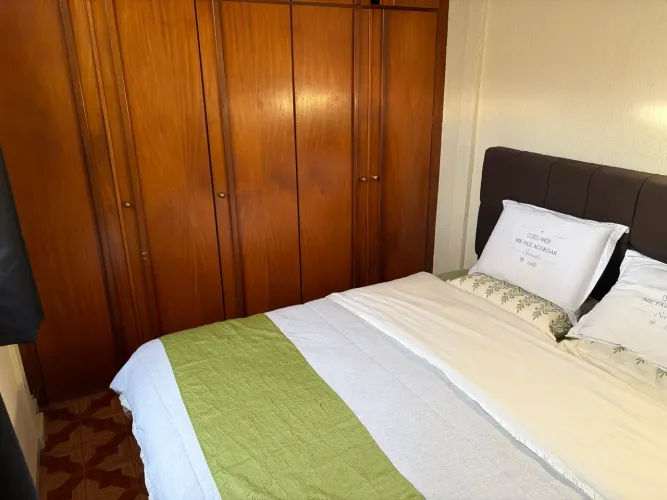 Cama de casal tamanho super king com colchão macio ortopédico e cabeceira.