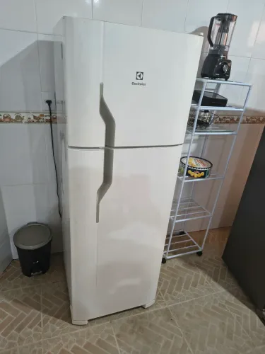 Vendo geladeira Eletrolux funcionando perfeitamente dependendo do lugar entrego 370 litros
