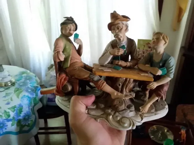 Escultura em biscuit Australiana de jogatina com detalhe