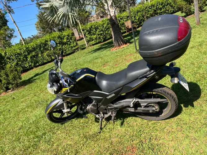 Moto em ótimo estado, segunda dona, pequeno avaria na roda, mas tem conserto.