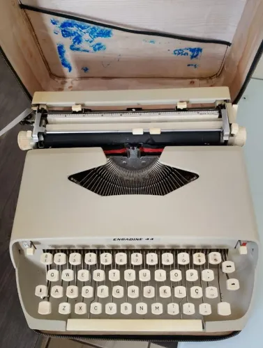 Máquina De Escrever Engadine 44 - Letra Cursiva (Rara) Com Maleta Original