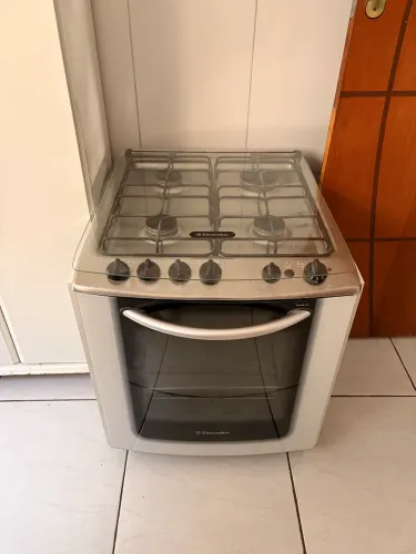 Fogão/forno a gás de embutir com 4 bocas.