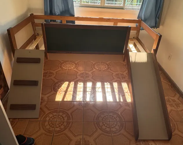 Cama Solteiro com Escorregador e Escalada Tok&Stok + Colchão