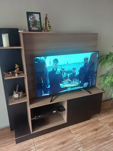 Estante com painel pra TV até 55 polegadas