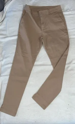 Nova tamanho 44 calça feminina bege marca Bivik elastano