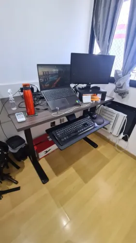 Mesa com regulagem de altura elétrica (Slikdesk Selectia + Tampo)