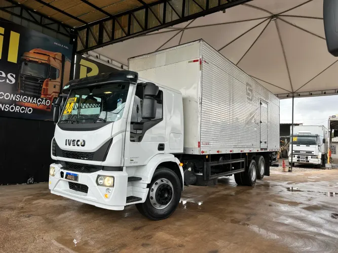 Iveco Tector 24-300 ano:2024 baú de 9mt automático 