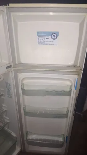 Geladeira bem conservada .