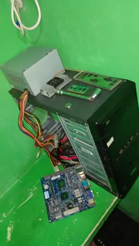 Vende-se Pc antigo tbm troco por um iPhone antigo