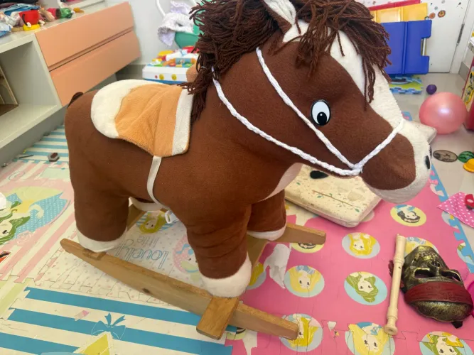 Cavalinho de balanço infantil