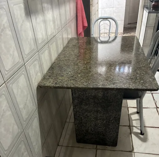 Mesa de mármore com 4 cadeiras
