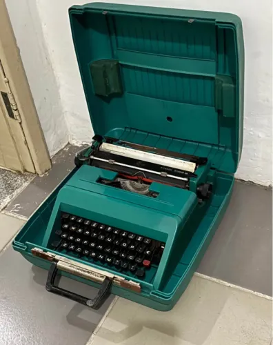 Antiga Máquina De Escrever Olivetti Studio 45, Verde