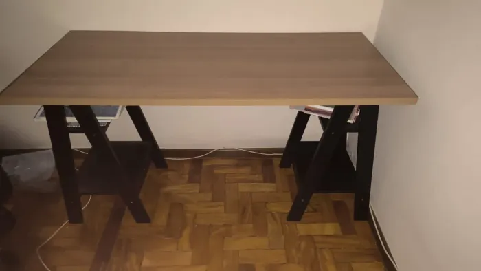 Mesa de escritório com cavalete
